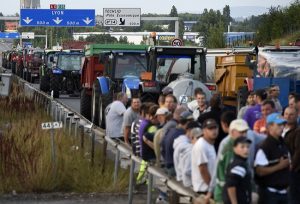 les éleveurs en colère bloquent l'A6 le jeudi 23 juillet
