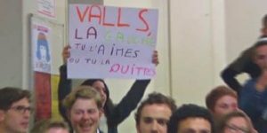 Manuel-Valls-hué-à-Science-Po-Paris