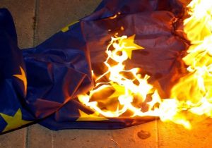 Drapeau-européen-brûlé